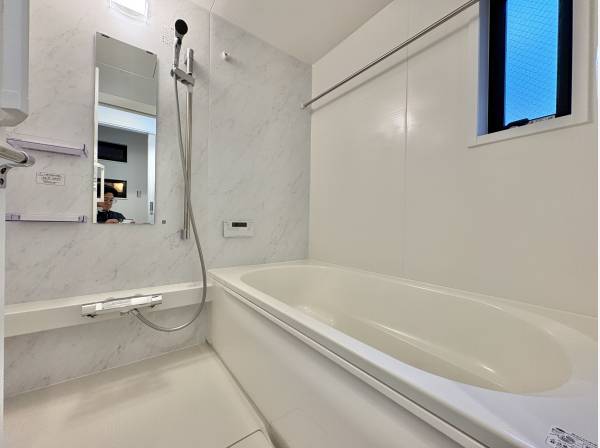 ゆったりした浴室。