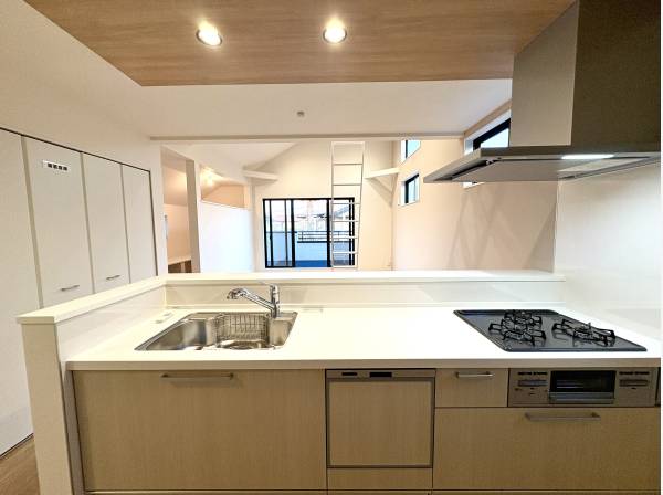 家族の様子が自然と伝わる見通しの良い対面キッチン