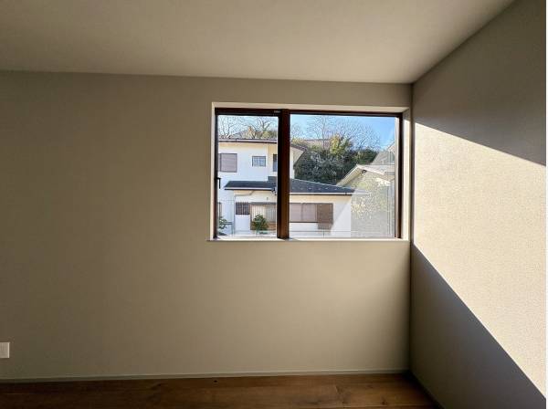 窓の位置を工夫し 光をやさしく取り込む居室