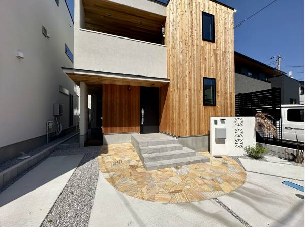 外壁は耐久性に優れたオイル塗装を施した天然木と、割肌仕上げ