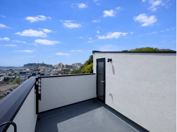空と風を感じる、開放感あふれるルーフバルコニー。