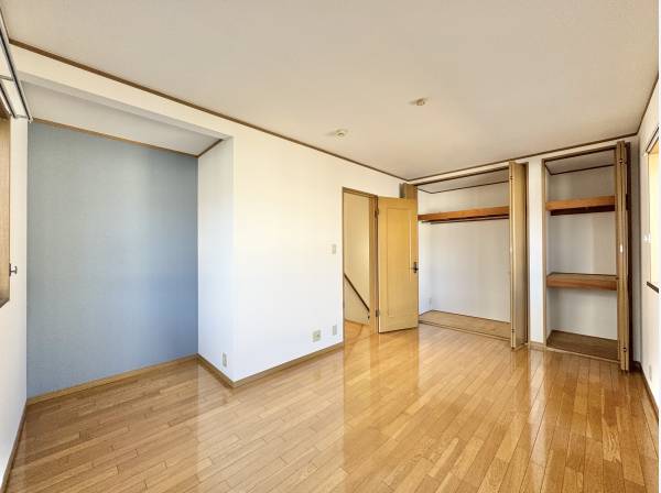 明るさと収納力を備えた主寝室