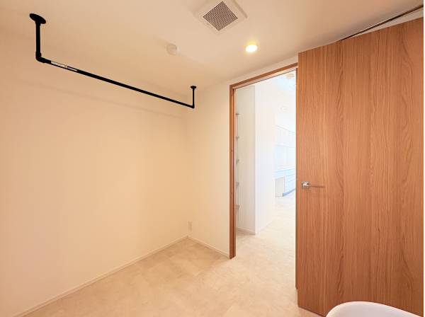 玄関横の扉から直接アプローチ可能なドライルーム