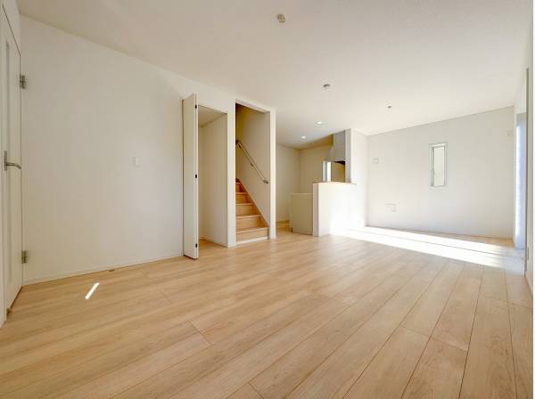 リビングには日用品のストックなどに重宝する収納スペースがあります