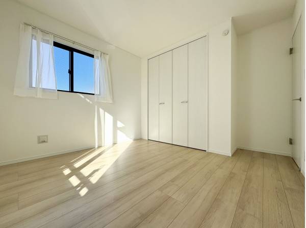 インテリアが映えそうなナチュラルな洋室