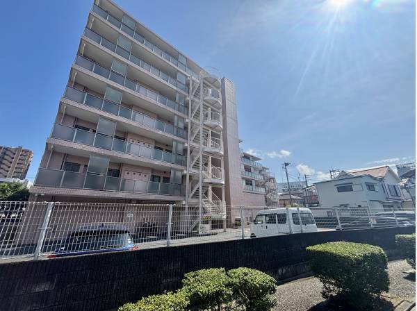 湘南の空に映える、落ち着きと品格の佇まい。