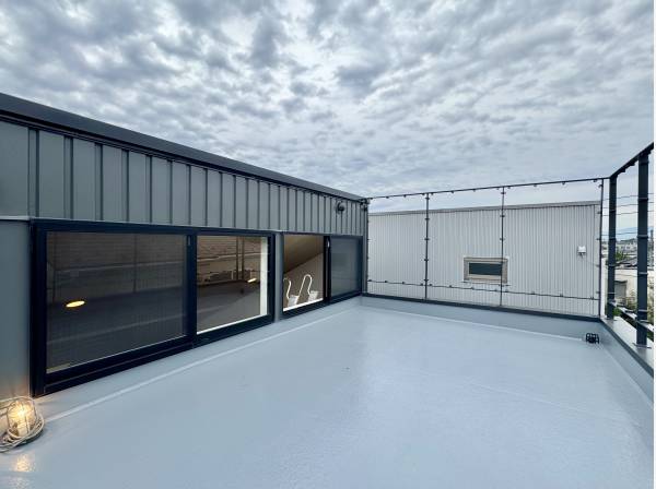 空とつながる開放的な屋上スペース