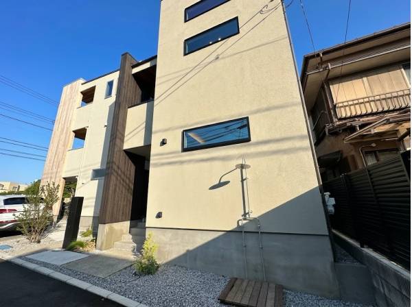青空に映えるファサード/お問合せを心よりお待ちしております
