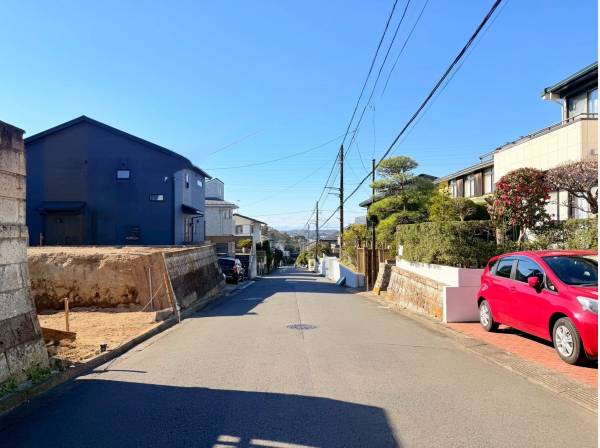 面している通りは約6.1mとお車も安心の通り