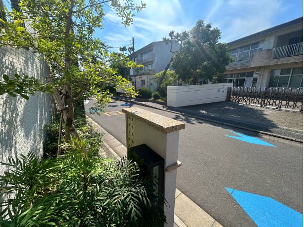 目の前が小学校となります！