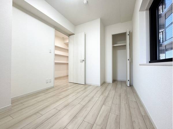 シンプルな洋室はどんなインテリアを選びますか？