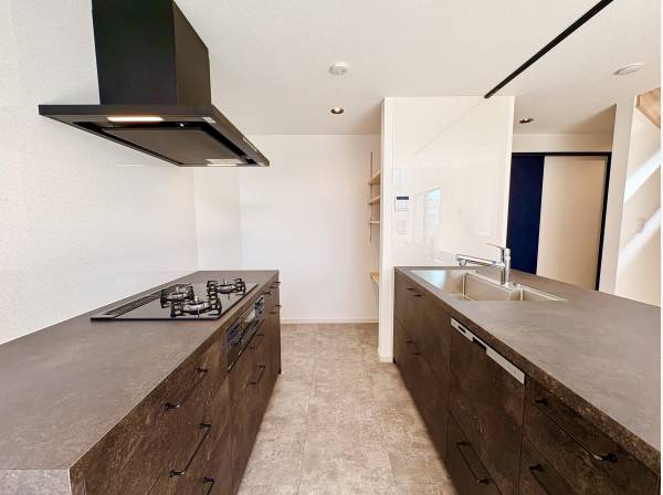 収納力が魅力のデュエタイプキッチン！