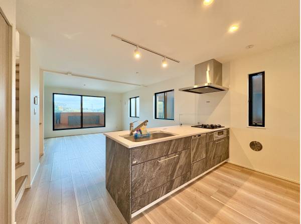 対面キッチンはお子様を安心して遊ばせながら家事ができます