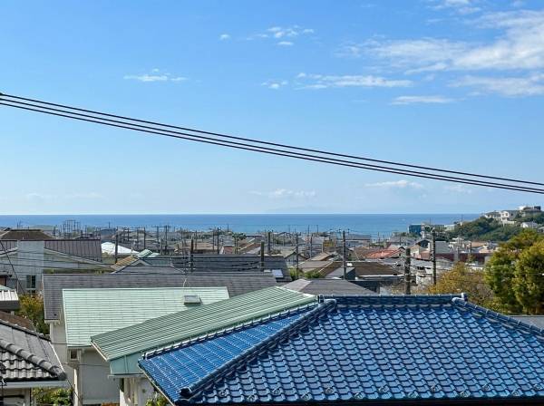 ルーフバルコニーから海を眺めます。