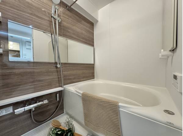 心まで温まる、木目調バスルーム