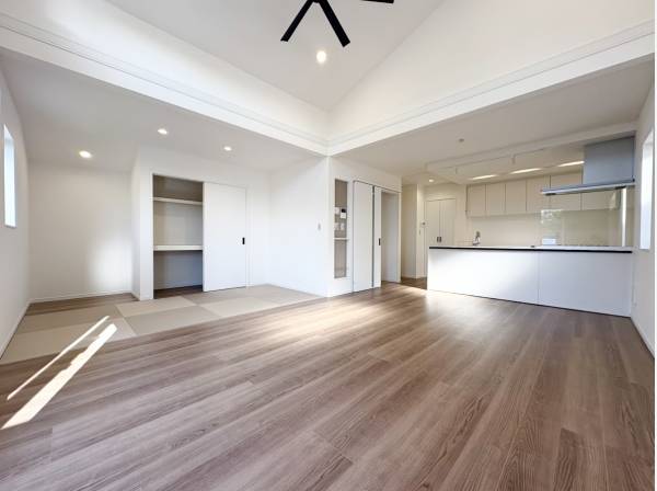 家族の集まるリビングダイニングには床暖房完備