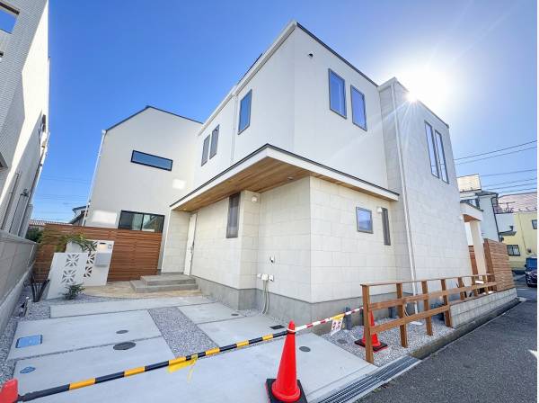 花ブロックやリゾート感のある植栽がアプローチを盛り上げます