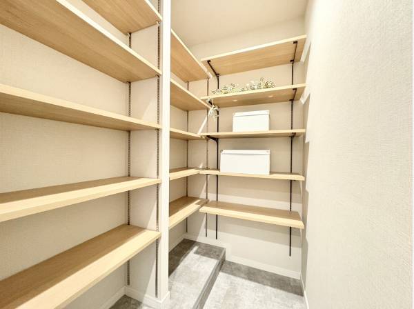 玄関横の廊下収納には、お出かけ用のコートやペットのお散歩グッズを