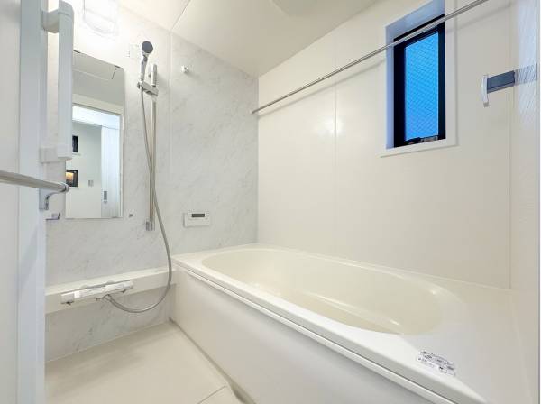 清潔感のあるバスルームは浴室換気乾燥暖房機を完備