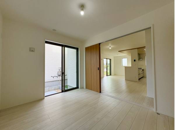 1階の洋室はリビングと繋げることで約22帖の広々とした空間となります