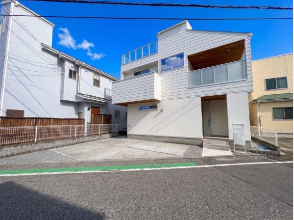 青空に映える白を基調とした洗練されたデザイン