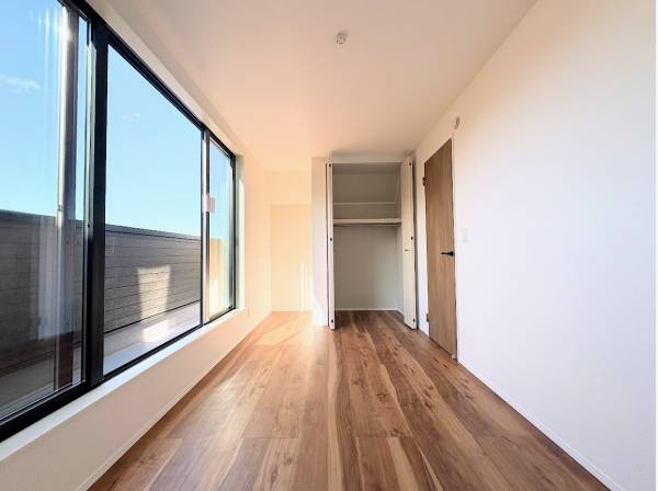 バルコニーから心地の良い陽射しが入る洋室