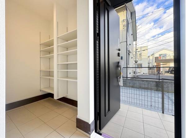 奥行きのあるSICはベビーカーやマリングッズも収納できそう