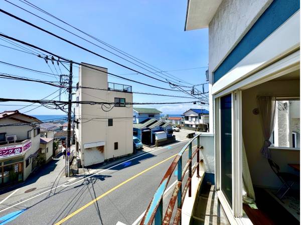 バルコニーから海を望みます。