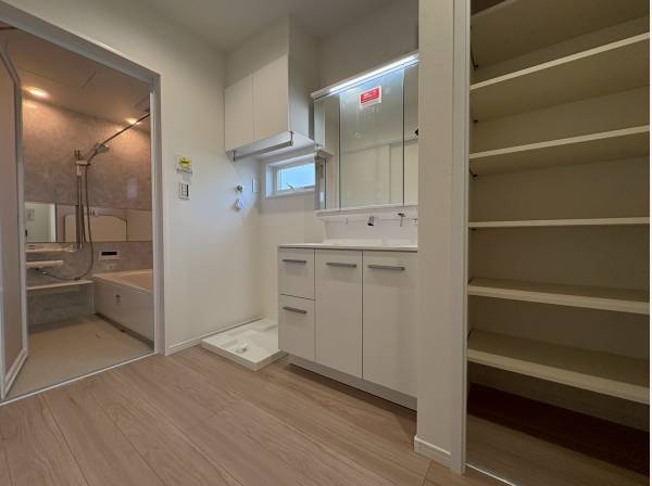 室内物干を備えたパウダールーム大容量収納スペースもございます！