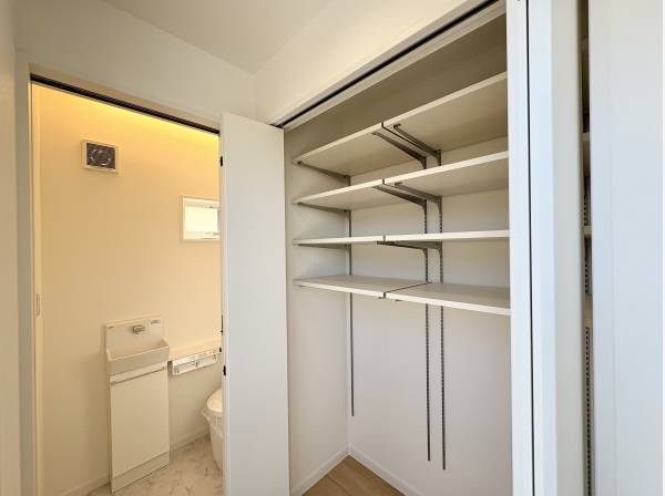 バルコニー裏に利便性の高い収納