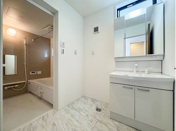 品がある大理石調フロアのサニタリースペースは清潔感があります