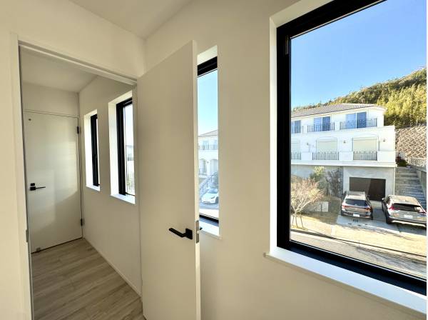 反対側も道路に接道する両面道路のため風通し良し