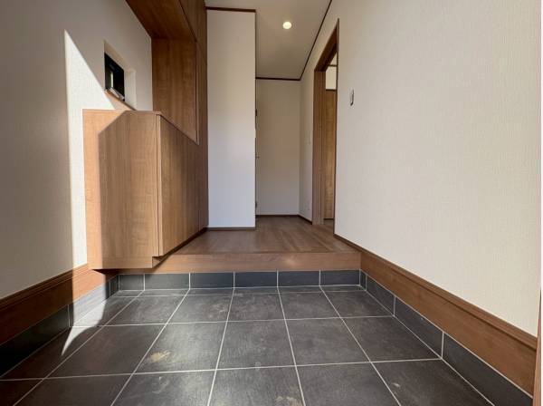 エントランス周りには収納スペースもしっかりございます