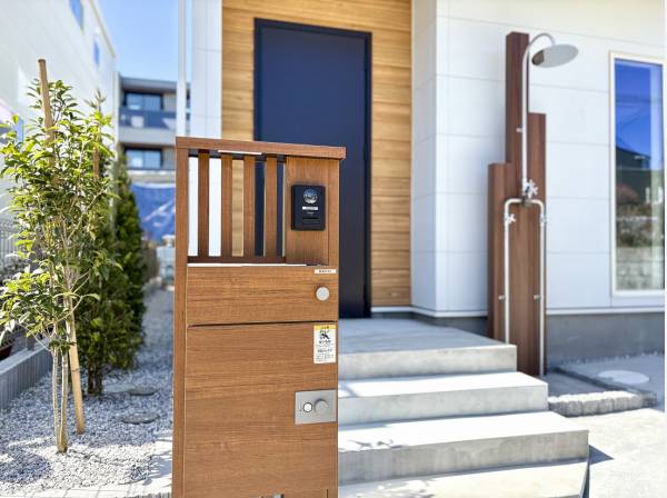 海街マストアイテムの外シャワーが寄り添うこだわりのアプローチ