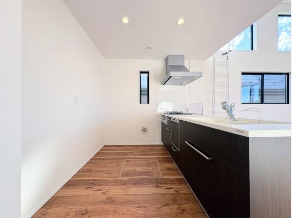 部屋全体を見渡せるオープンキッチン