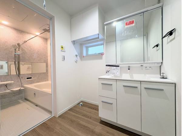 サニタリールームとバスルーム