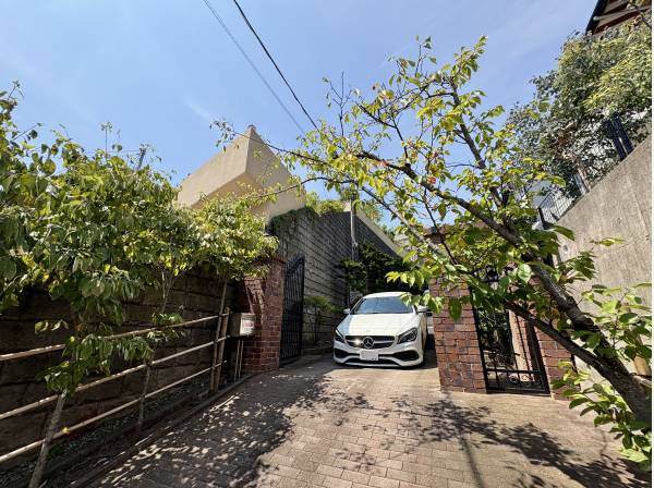 エントランスはこの敷地のメインゲートで専用のアプローチです