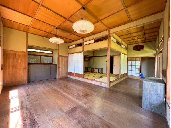 洋室の中に佇む約8帖の和室、風情あふれる内装デザイン