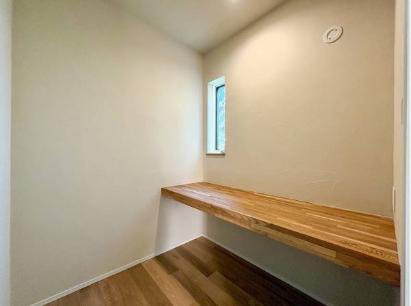 個の時間をも配慮したカウンター付きのワークスペース