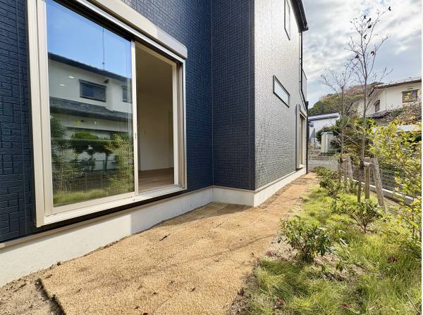 リビングや和洋室から出入りできるお庭スペース