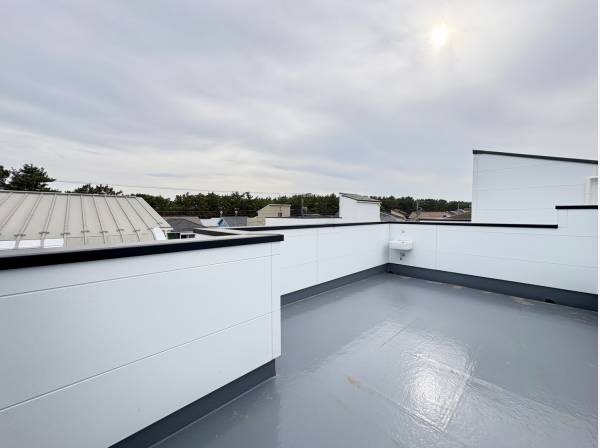 広い空を望むルーフバルコニー