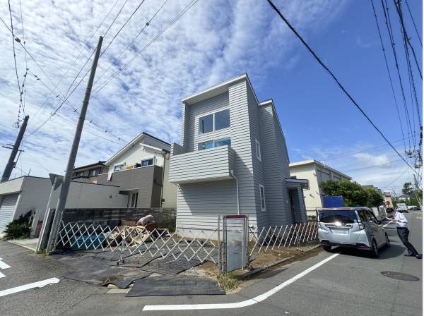 2階建ての家屋が立ち並ぶ中、遠くからでも目を惹く個性ある外観。