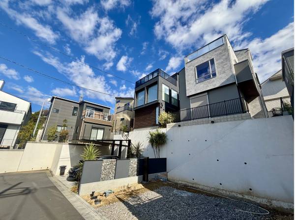 青空に映えるスタイリッシュな佇まい