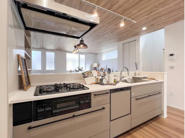 広い空間をさらに活かすオープンキッチン