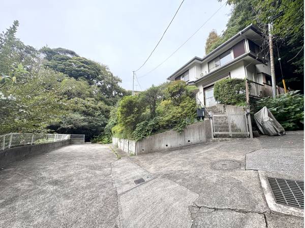 駐車場。4台駐車可能(車種による)