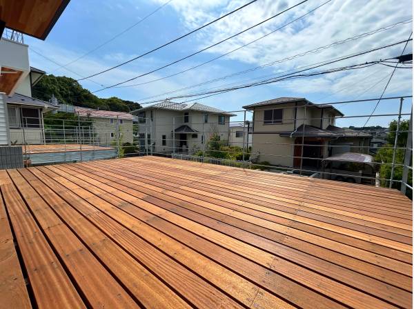 寝室の先に広々としたウッドデッキ