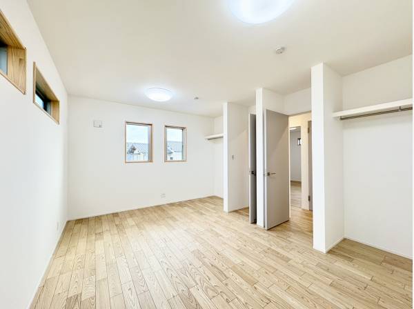 約10帖の居室は、間仕切りして2部屋として使用も可能です。(別途費用負担有)