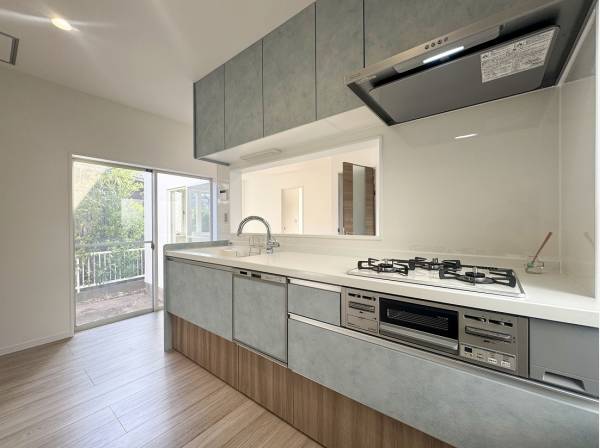 吊戸棚を備えた収納豊富なカウンターキッチン