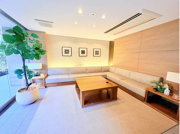 ゆったりとしたソファが並ぶラウンジ。ご歓談や待ち合わせに便利です