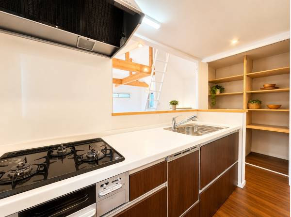 会話を楽しみながら料理もできます(小物はCGです)